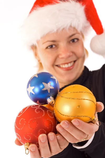 Kvinna med julgranskulor — Stockfoto