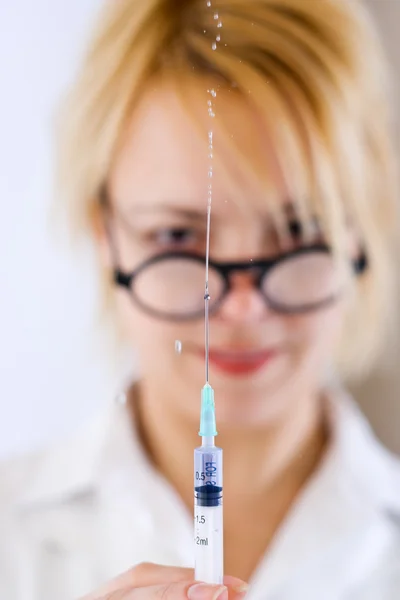 Krankenschwester bereitet die Spritze vor — Stockfoto
