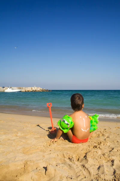 เด็กชายบนชายหาด — ภาพถ่ายสต็อก