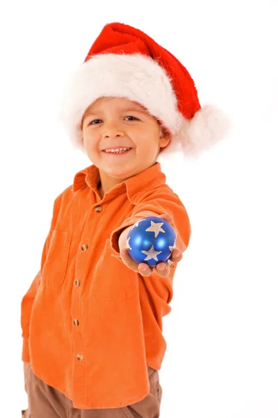 Junge mit Christbaumkugel und Weihnachtsmütze - isoliert — Stockfoto