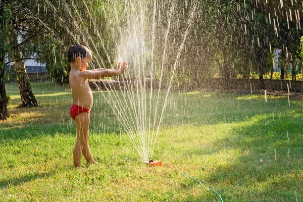 Jugando con agua — Foto de Stock