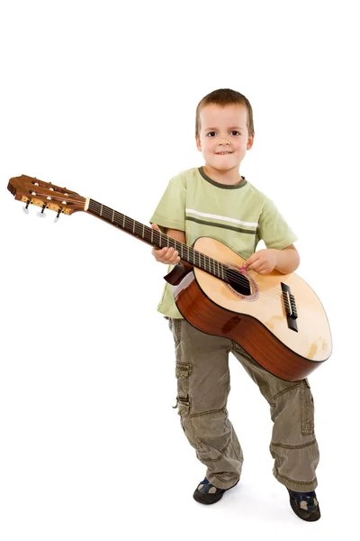 Мальчик с акустической гитарой — стоковое фото