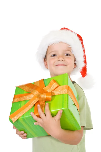 Гордий маленький хлопчик з різдвяним подарунком — стокове фото