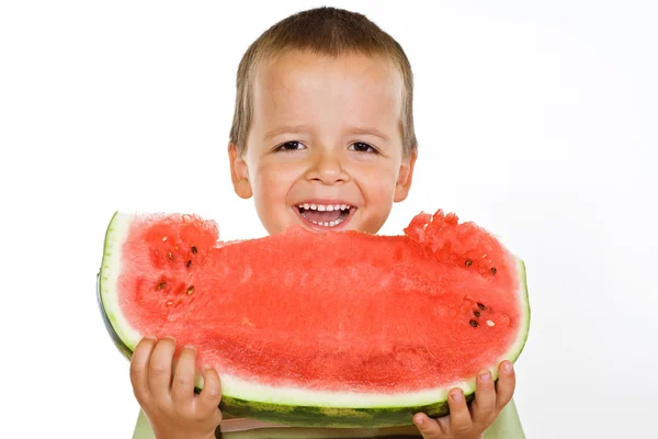 Glücklicher Junge isst Wassermelone — Stockfoto