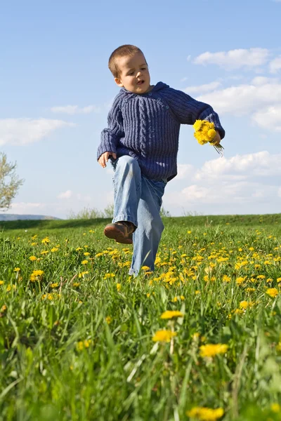 Щаслива весна танцює дитина — стокове фото
