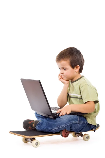 Criança grave computação móvel — Fotografia de Stock