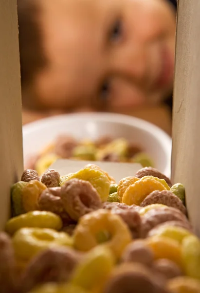 Chlapec dychtivě čekají na snídaňové cereálie — Stock fotografie