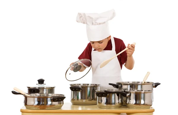 Kis chef ellenőrzése az élelmiszer — Stock Fotó