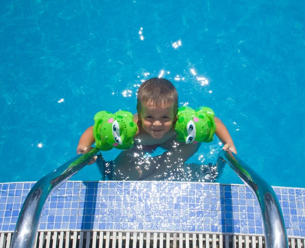 Rapaz na piscina — Fotografia de Stock
