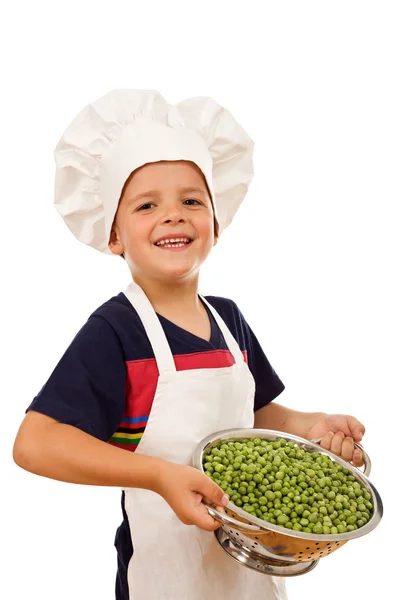 Boldog chef, sok-sok friss zöldborsó — Stock Fotó