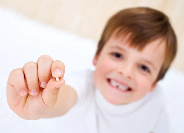 Μικρό αγόρι προβολή του γάλακτος-δόντι στο χέρι του — Φωτογραφία Αρχείου