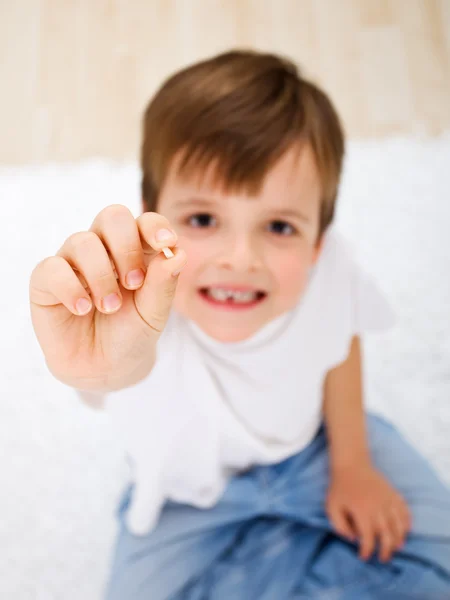 Look mom, I have lost a tooth — Stock Photo, Image