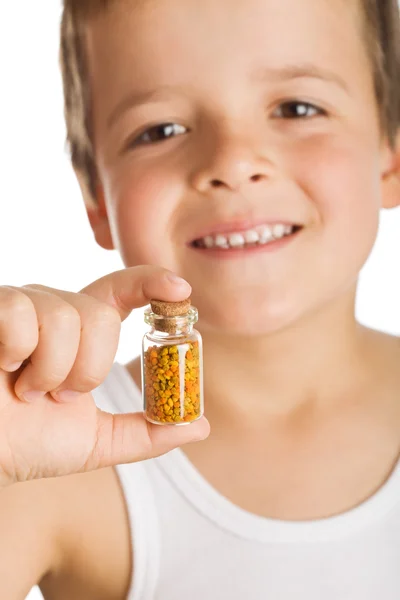 Mały chłopiec trzyma butelkę mały pyłek — Zdjęcie stockowe