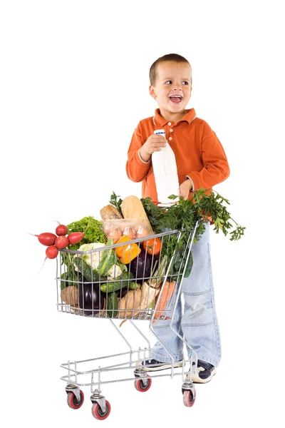 Niño pequeño con comida saludable básica en el carrito de la compra — Foto de Stock