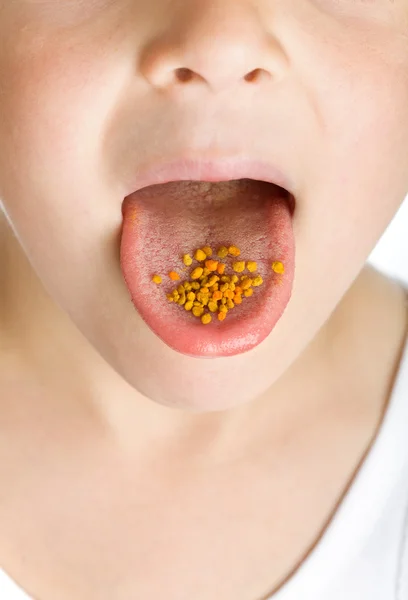 Pollen granulat på barnets tunga — Stockfoto