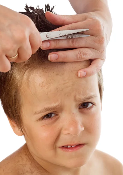 Kleiner Junge leidet unter seinem Haarschnitt — Stockfoto