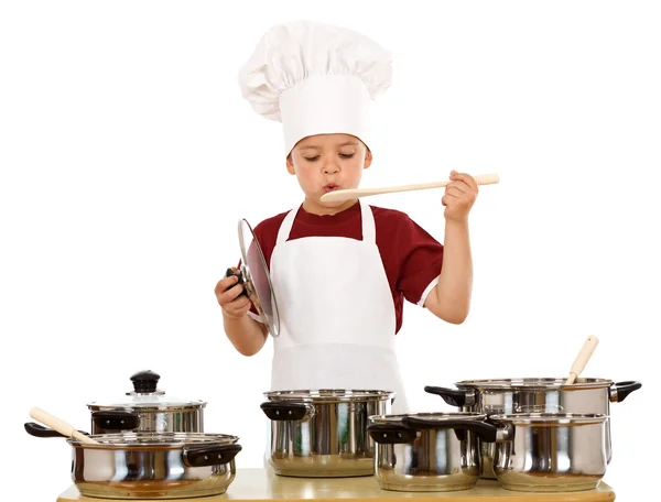 Мальчик в шляпе шеф-повара играет — стоковое фото