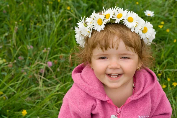 Bébé fille lever les yeux et sourire — Photo