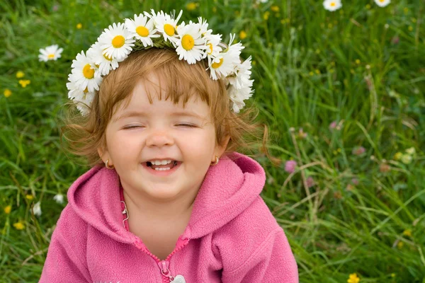 Prostě šťastná dívka s daisy věnec — Stock fotografie