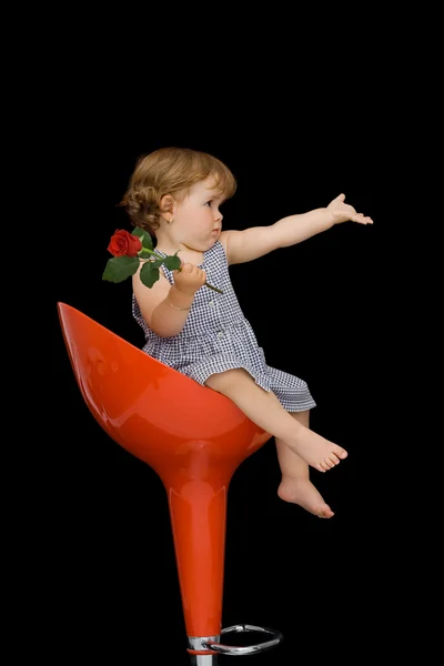 スタイリッシュなスツールに女の赤ちゃん — ストック写真