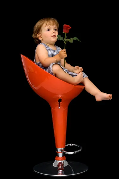 Μικρό κορίτσι o κόκκινο περιστρεφόμενη καρέκλα — Φωτογραφία Αρχείου