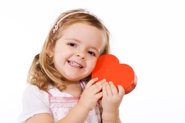 Счастливая девушка с валентинным сердцем — стоковое фото