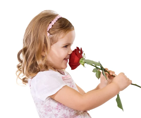 快乐的小女孩，嗅到的一朵玫瑰 — 图库照片