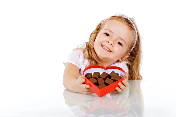 Ευτυχισμένη κοριτσάκι με σοκολάτα — Φωτογραφία Αρχείου