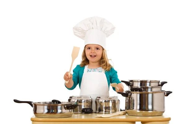 Маленькая девочка-повар бьет по горшкам — стоковое фото
