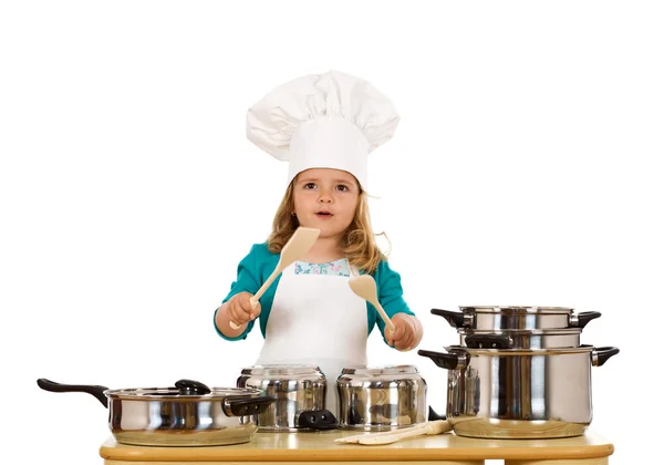 Маленькая девочка, одетая как шеф-повар, развлекается — стоковое фото