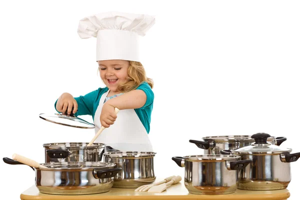Menina chef feliz mexendo sopa em uma tigela — Fotografia de Stock