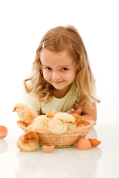 Glad liten flicka med hennes kycklingar — Stockfoto
