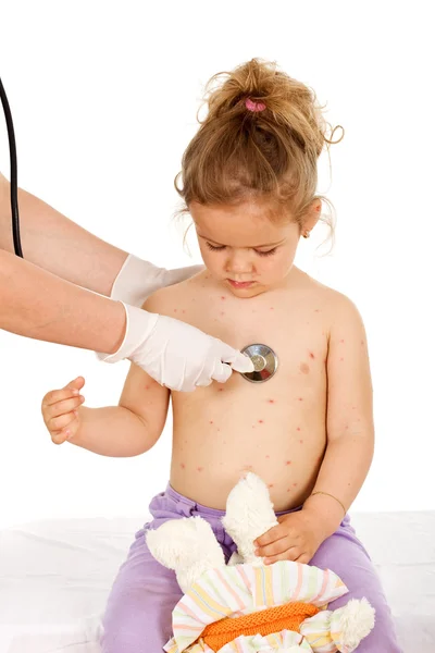 Criança com erupção cutânea sendo examinada no médico — Fotografia de Stock
