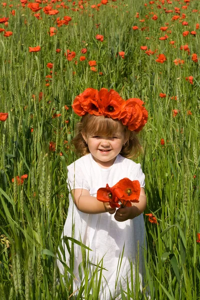 Petite fille sur le champ de blé vert avec des coquelicots — Photo