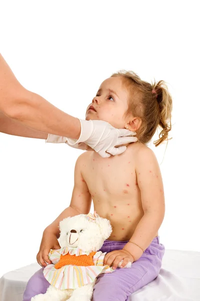 Bambina con malattia contagiosa ai medici — Foto Stock