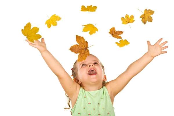 Mutlu küçük kız düşen sonbahar yaprakları bağırarak — Stok fotoğraf