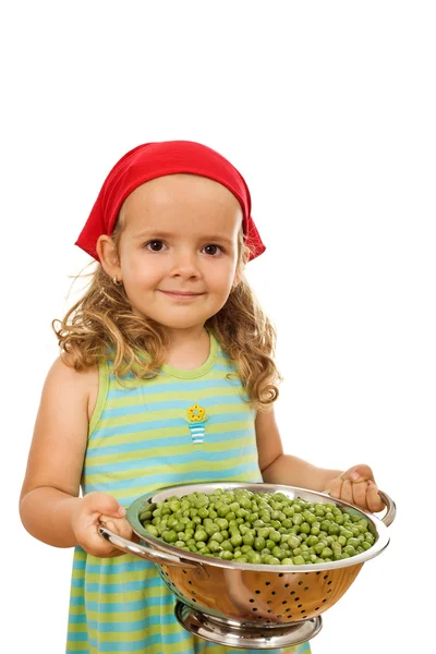 Kleines Mädchen mit vielen Erbsen — Stockfoto