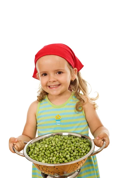 新鮮なエンドウ豆との幸せな健康な女の子 — ストック写真