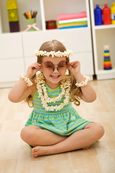 Kis lány játék popcorn hercegnő — Stock Fotó