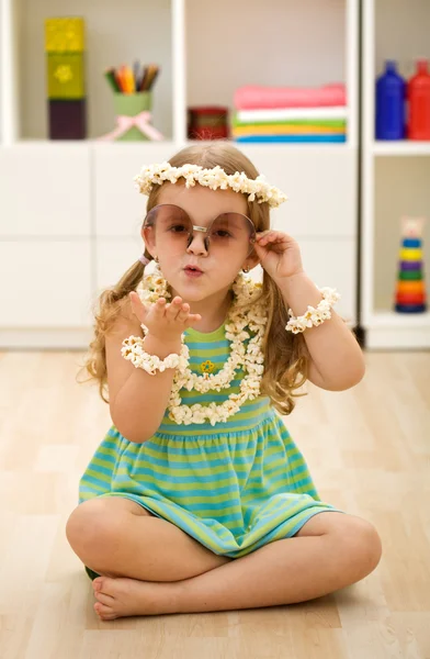 Kleine Popcorn-Prinzessin beim Spielen — Stockfoto