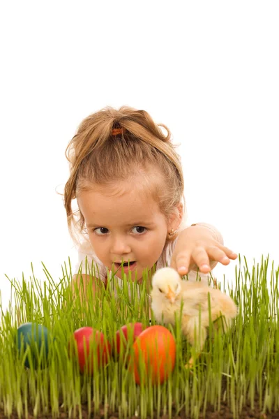 Kislány fogása a húsvéti tyúk — Stock Fotó
