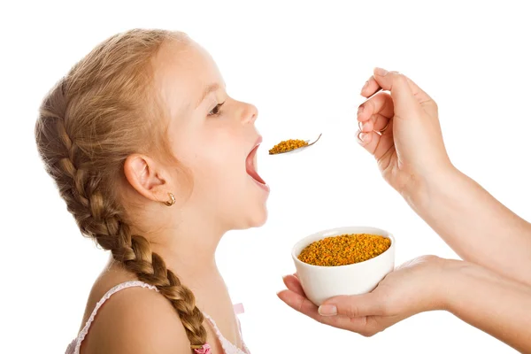 Bambina che prende il polline - rimedi tradizionali — Foto Stock