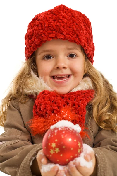 Kleines Mädchen mit verschneiter Christbaumkugel — Stockfoto