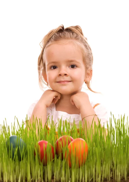 Szczęśliwa dziewczyna Wielkanoc z kolorowymi jajkami w świeżej trawy — Zdjęcie stockowe