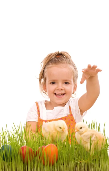 Felice ridere bambina con pulcini primaverili e uova di Pasqua — Foto Stock
