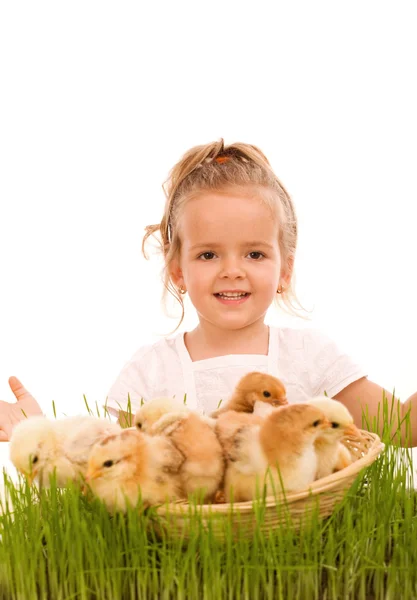 Feliz primavera chica con una canasta llena de pequeños polluelos de Pascua — Foto de Stock