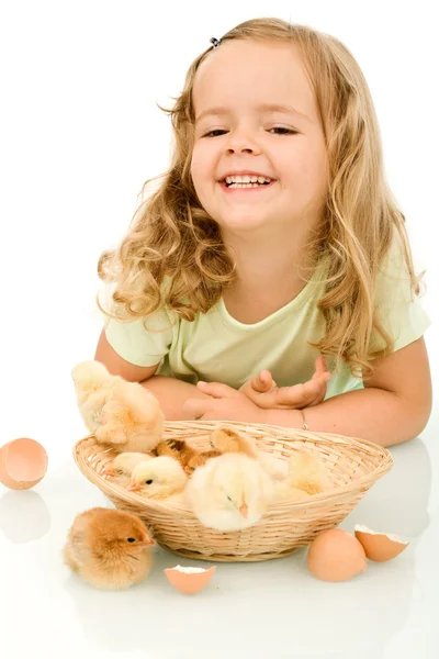 Feliz niña con sus pollos esponjosos de primavera —  Fotos de Stock