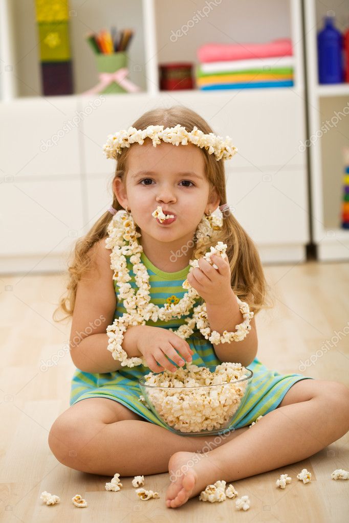 Happy little girl with popcorn — Stock Photo © lightkeeper 6411183