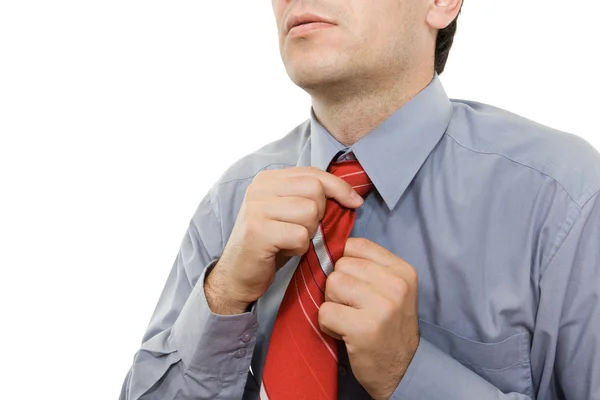 Homem ajustando gravata vermelha — Fotografia de Stock