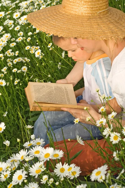 Женщина читает сказку своему маленькому мальчику — стоковое фото